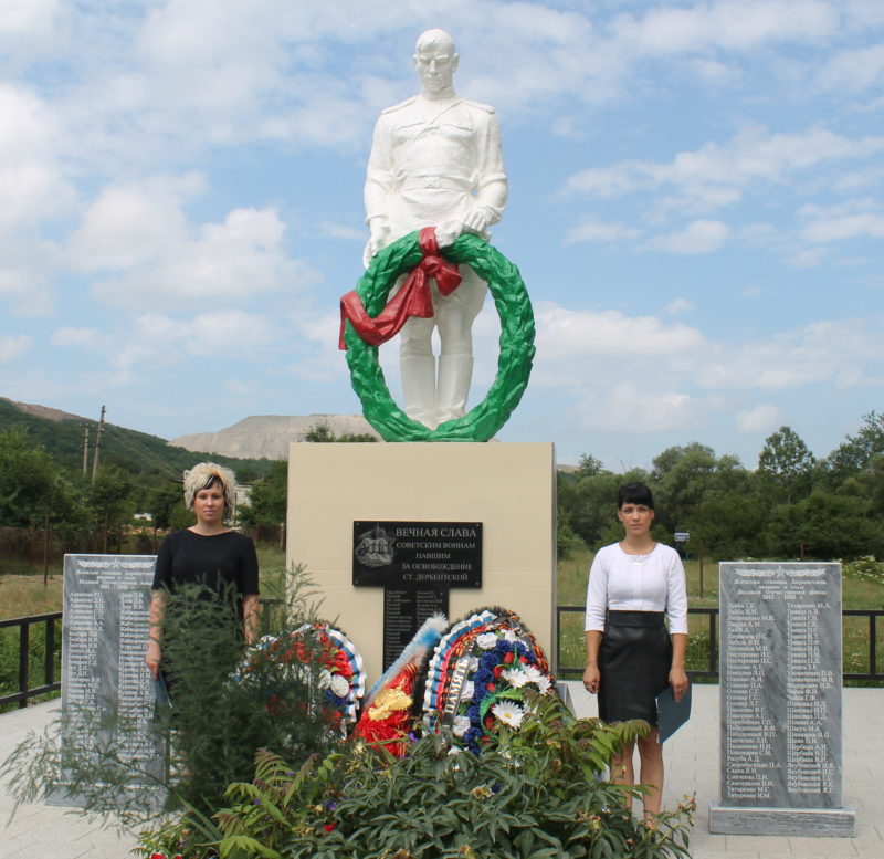 ст-ца. Дербентская Северского р-на. Памятник, установленный на братской могиле, в которой похоронено 53 советских воина.