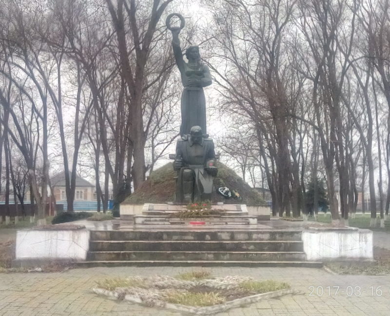 ст-ца. Новолокинская Белоглинского р-на. Памятник по улице Красной, установленный на братской могиле воинов, погибших в годы войны.