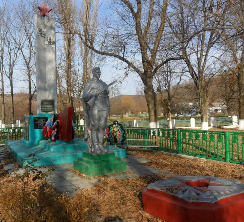 ст-ца. Каладжинская Лабинского р-на. Памятник по улице Мира 11б, установленный на братской могиле красноармейцев и партизан.