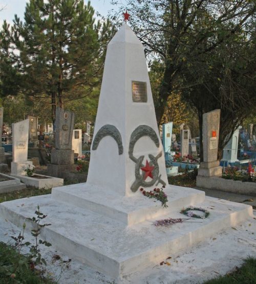 п. Верхнебаканский, Новороссийск. Памятник, установленный на братской могиле советских воинов, погибших в боях с фашистскими захватчиками.