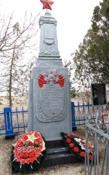 х. Безводный Крымского р-на. Памятник по улице Магистральной, установленный на братской могиле, в которой похоронено 70 советских воинов. 