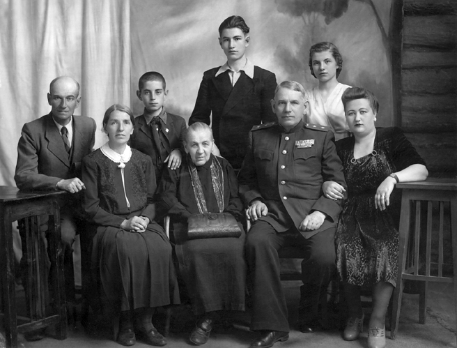 Гаген с матерью, женой и семьёй сестры Зои. Сенгилей, 1950 г. 