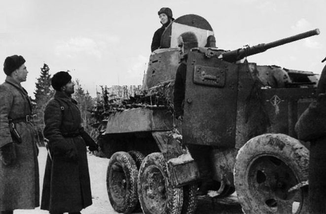 Полковник Катуков беседует с командиром экипажа бронеавтомобиля БА-10. 1941 г. 