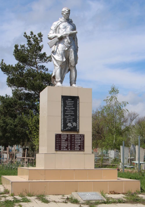 п. Ильский Северского р-на. Памятник, установленный на братской могиле, в которой похоронено 140 советских воинов.