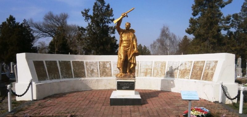 ст-ца. Варениковская Крымского р-на кладбище. Памятник, установленный на братской могиле, в которой похоронено 168 советских воинов.