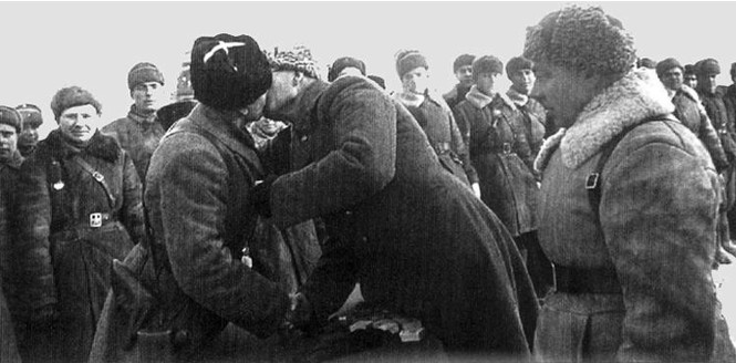 Генерал Власов вручает Катукову орден Ленина. 1941 г. 