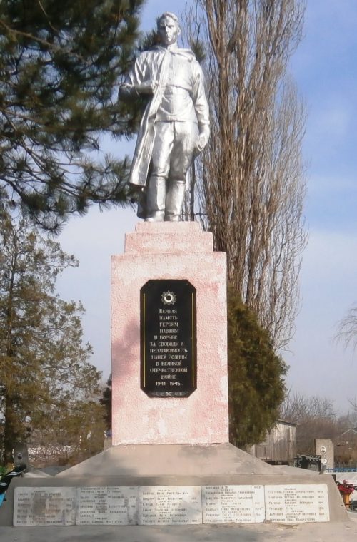 ст-ца. Варениковская Крымского р-на. Памятник, установленный на братской могиле, в которой похоронено 123 советских воина.