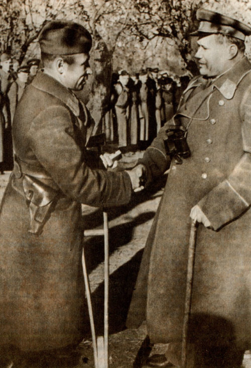 Генерал-лейтенант А. И. Еременко вручает награду одному из защитников Сталинграда.1942 г.