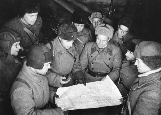 Генерал-майор М.Е. Катуков с офицерами у карты. 1942 г.