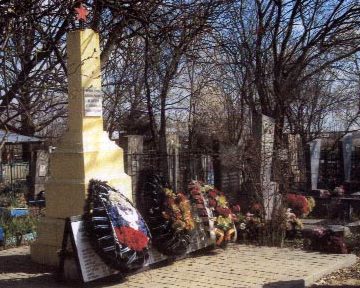 х. Коваленко Северского р-на. Памятник, установленный на братской могиле, в которой похоронено 83 советских воинов. 