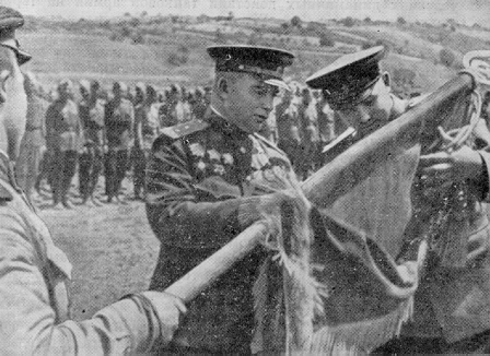 Лелюшенко награждает 6-ю танковую бригаду. 1943 г.