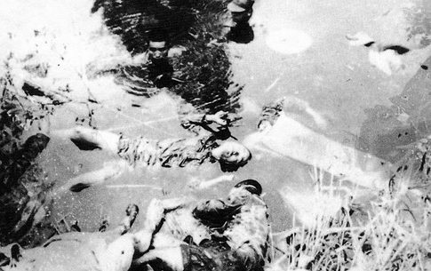 Казненные японскими солдатами китайцы в пруду в окрестностях города. 