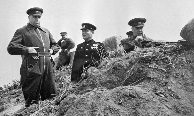 А. М. Василевский и Ф. И. Толбухин на командном пункте 2-й армии под Севастополем. Май 1944 г.