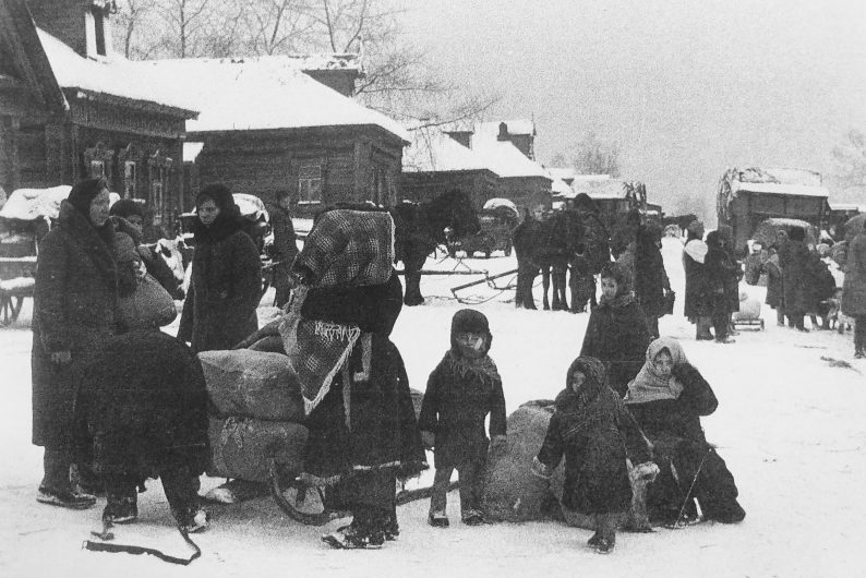 Немцы-жители деревни в Литве готовятся к депортации в Германию. Зима 1940 г.