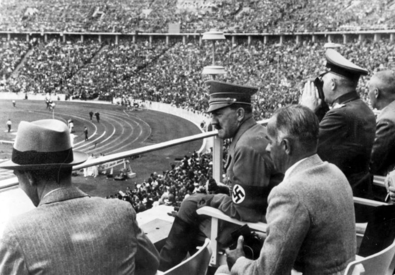 Гитлер на трибуне олимпийского стадиона.