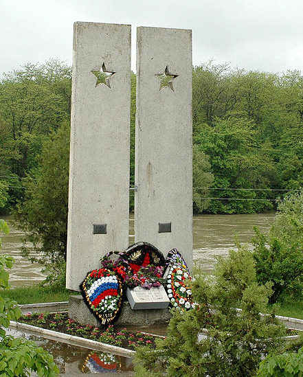 г. Кропоткин Кавказского р-на. Памятник, установленный в 1986 году 640 курсантам и офицерам Урюпинского военно-пехотного училища, погибшим в окрестностях города.
