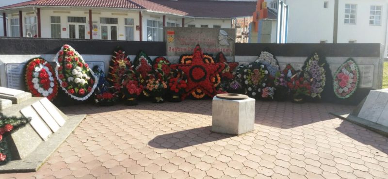 ст-ца. Варениковская Крымского р-на. Памятник, установленный на братской могиле, в которой похоронено 199 советских воинов.