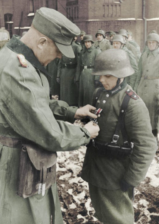 16-летнего Вилли Хюбнера награждают Железным крестом. Март 1945 г.
