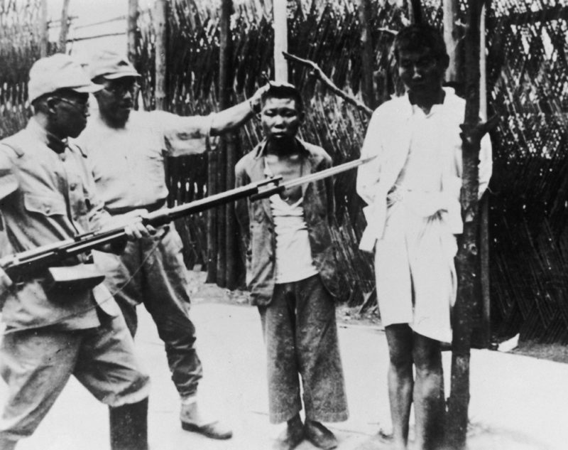 Японские военнослужащие казнят китайцев в Нанкине. Декабрь 1937 г.