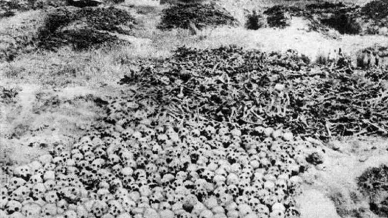 Эксгумация останков убитых китайцев после войны следственной комиссией.