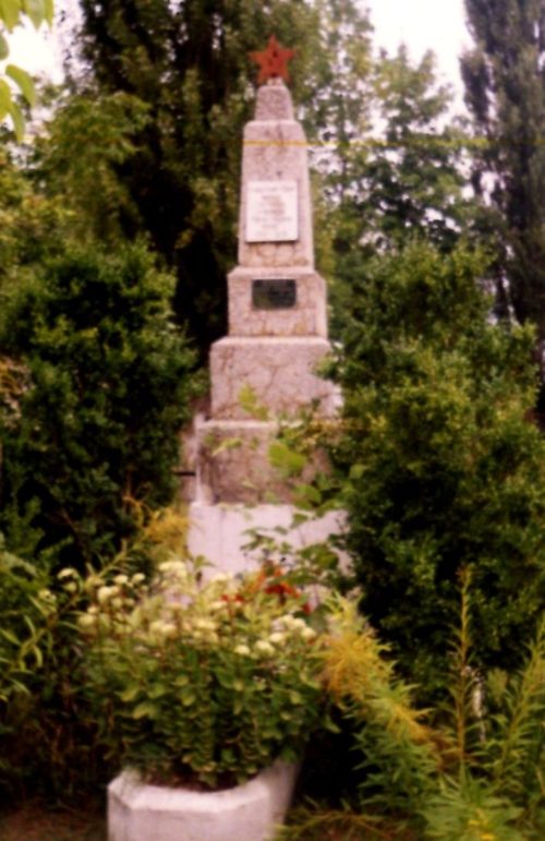 ст-ца. Крепостная Северского р-на. Памятник, установленный на братской могиле советских воинов.