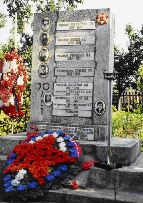 г. Кропоткин Кавказского р-на. Памятник, установленный на братской могиле, в которой похоронено 8 советских воинов, погибших в 1943 году.