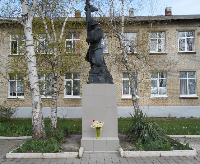 г. Белореченск. Памятник у школы №68 учителям и учащимся, погибшим в годы войны.