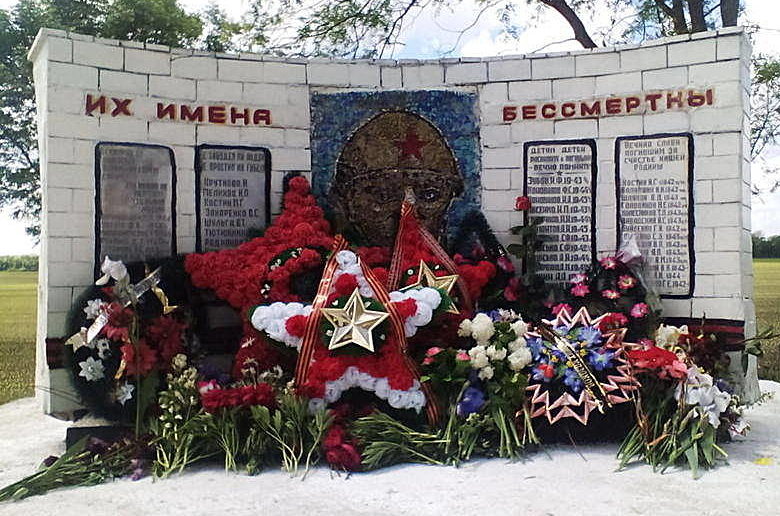 п. Новолабинский Лабинского р-на. Памятник на братской могиле советских воинов.