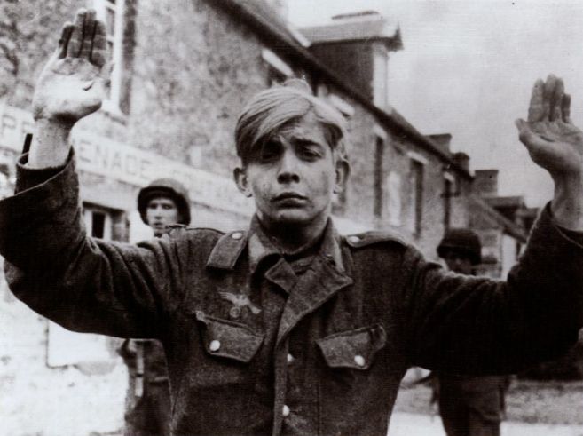 Подростки из Гитлерюгенд, взятые в плен американцами. 