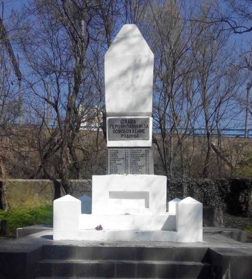 п. Гайдук, Новороссийск. Памятник, установленный на братской могиле советских воинов.