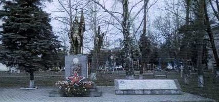 с. Львовское Северского р-на. Памятник по улице Советской 66, установленный на братской могиле, в которой похоронено 26 советских воинов. 