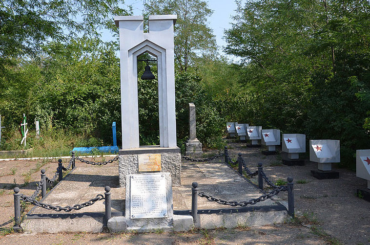 Памятник на братской могиле партизан. 