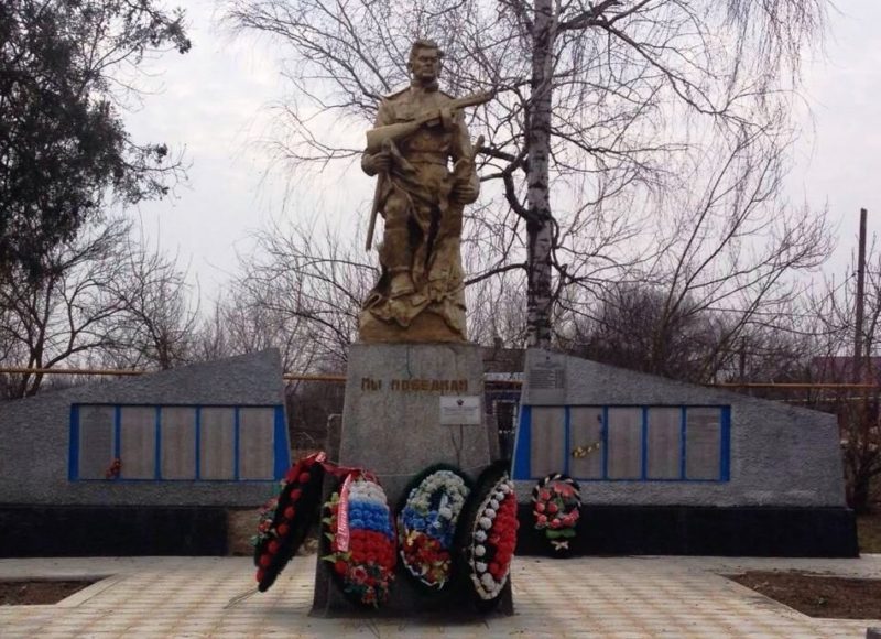 с. Гвардейское Крымского р-на. Памятник по улице Колобова 1в, установленный на братской могиле, в которой похоронено 803 советских воинов.