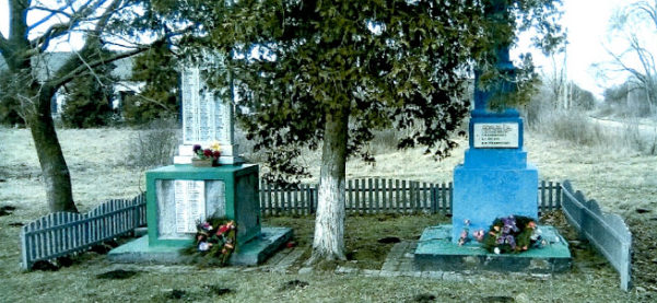 с. Львовское Северского р-на. Памятник землякам, установленный по улице Октябрьской.