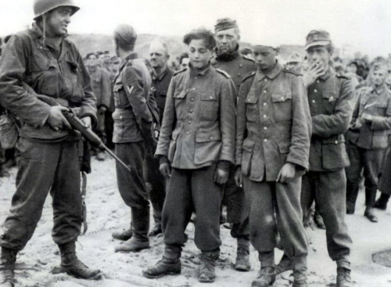 Подростки из Гитлерюгенд, взятые в плен американцами.