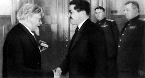 Калинин вручает награды И. Ф. Тевосяну, А. М. Василевскому и Я. Н. Федоренко. 1944 г.