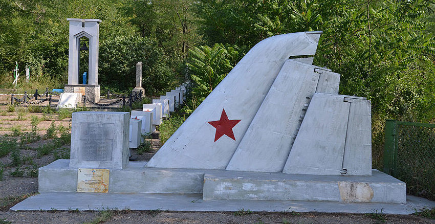 Памятник на могиле погибших летчиков. 