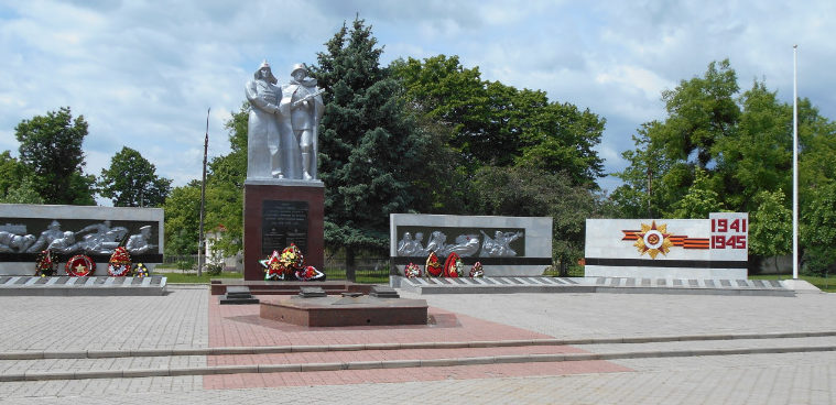 г. Белореченск. Мемориал по улице Красной, установленный у братских могил воинов и мирных жителей, погибших в годы войны.