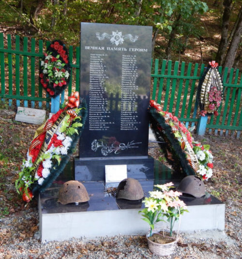 п. Мирный Северского р-на. Братская могила советских воинов, погибших в боях с фашистскими захватчиками.