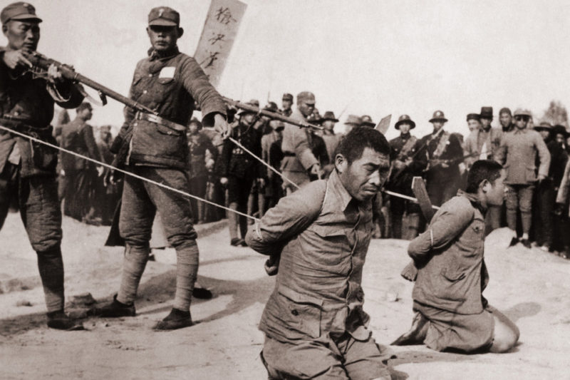Японские военнослужащие казнят китайцев.