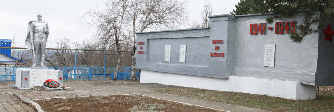 х. Даманка Крымского р-на. Памятник, установленный на братской могиле, в которой похоронен 41 советский воин. 