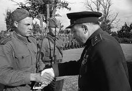 Командующий 3-й ударной армии Калининского фронта генерал-лейтенант Галицкий вручает награду. 1942 г. 