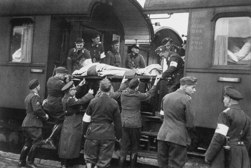 Выгрузка раненых немецких солдат из санитарного поезда в Берлине. Октябрь 1939 г. 