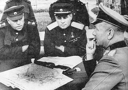 Василевский и генерал армии Черняховский допрашивают пленного немецкого генерала. 1944 г.