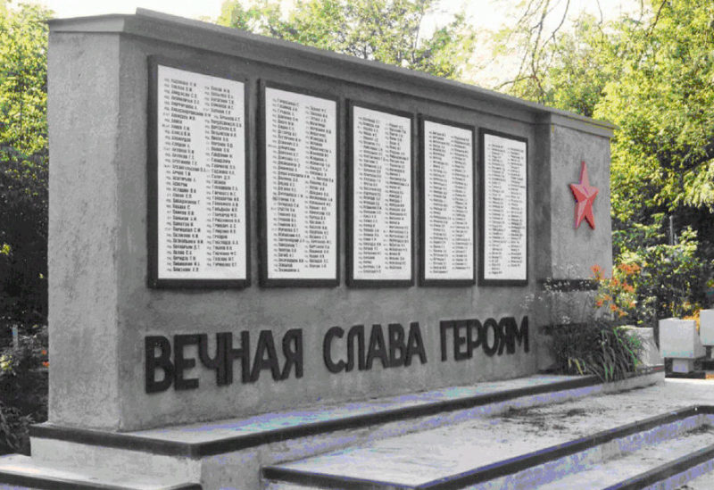 г. Кропоткин Кавказского р-на. Памятник, установленный на братской могиле, в которой похоронено 352 советских воина, погибших при защите и освобождении города.