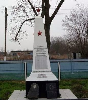 х. Евсеевский Крымского р-на. Памятник по улице Набережной 2а, установленный на братской могиле, в которой похоронено 676 советских воинов. 