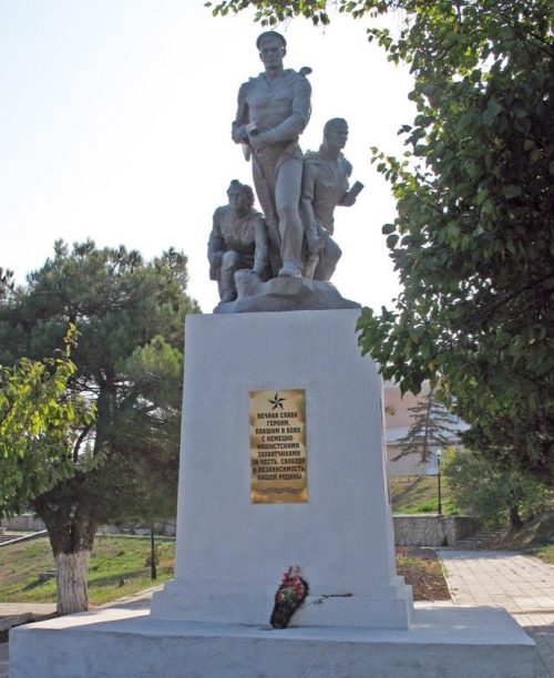 с. Мысхако, Новороссийск. Памятник советским воинам, установленный у клуба.