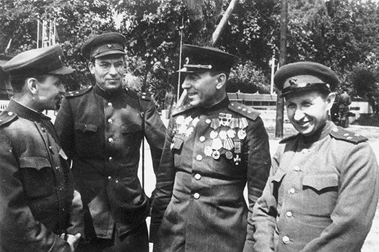 Катуков среди офицеров штаба. 1945 г. 