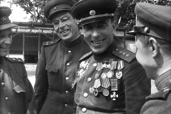 Катуков среди офицеров штаба. 1945 г. 