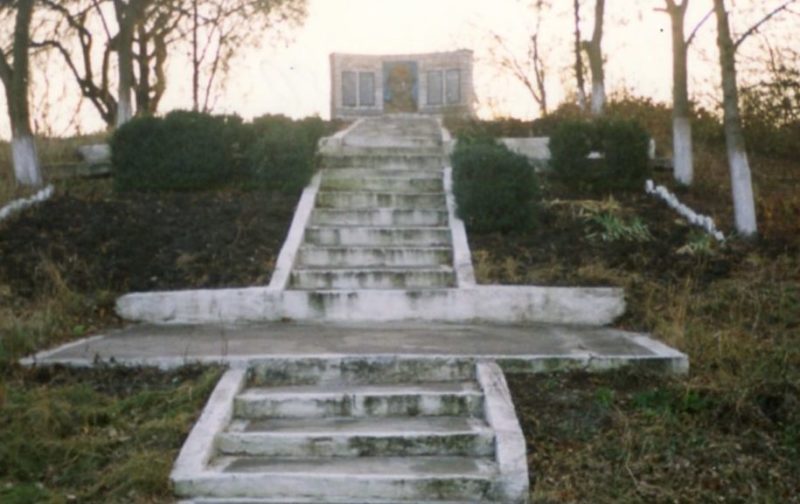 х. Соколихин Лабинского р-на. Памятник, установленный на братской могиле советских воинов.